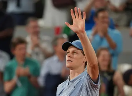 Jannik Sinner avanza en Roland Garros con victoria s&oacute;lida