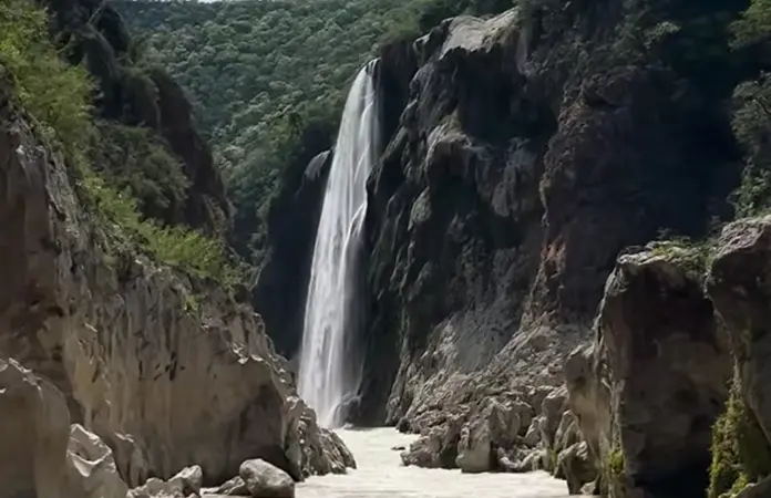 Luce la cascada de Tamul en todo su esplendor