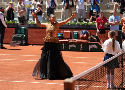 Naomi Osaka sorprende con su atuendo en partido inaugural en Par&iacute;s