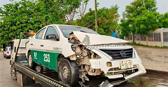 Se estampa taxi contra poste en Valles