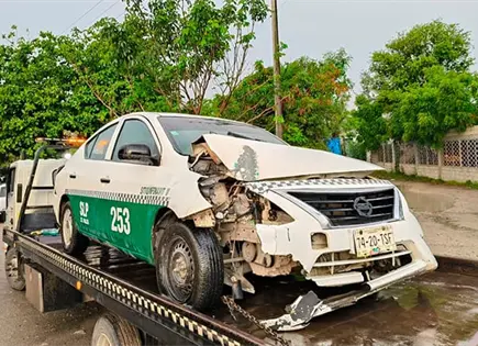 Se estampa taxi contra poste en Valles