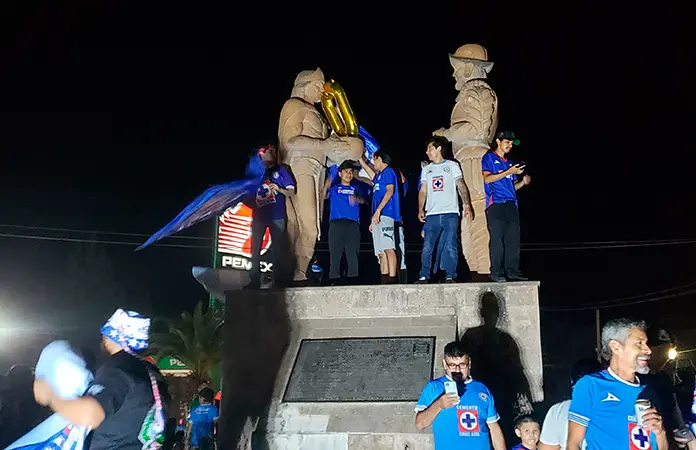 Seguidores de Cruz Azul festejan campeonato