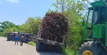 Vuelca cami&oacute;n ca&ntilde;ero en la Valles-Naranjo