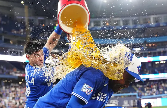Azulejos cortan racha de Marlins
