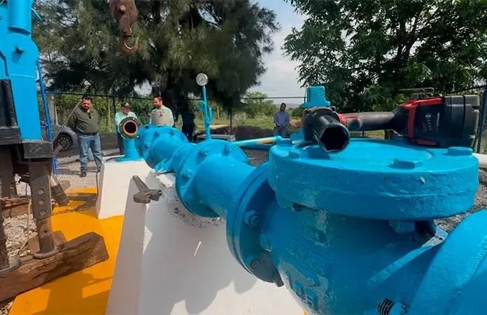 Dan mantenimiento a un pozo de agua