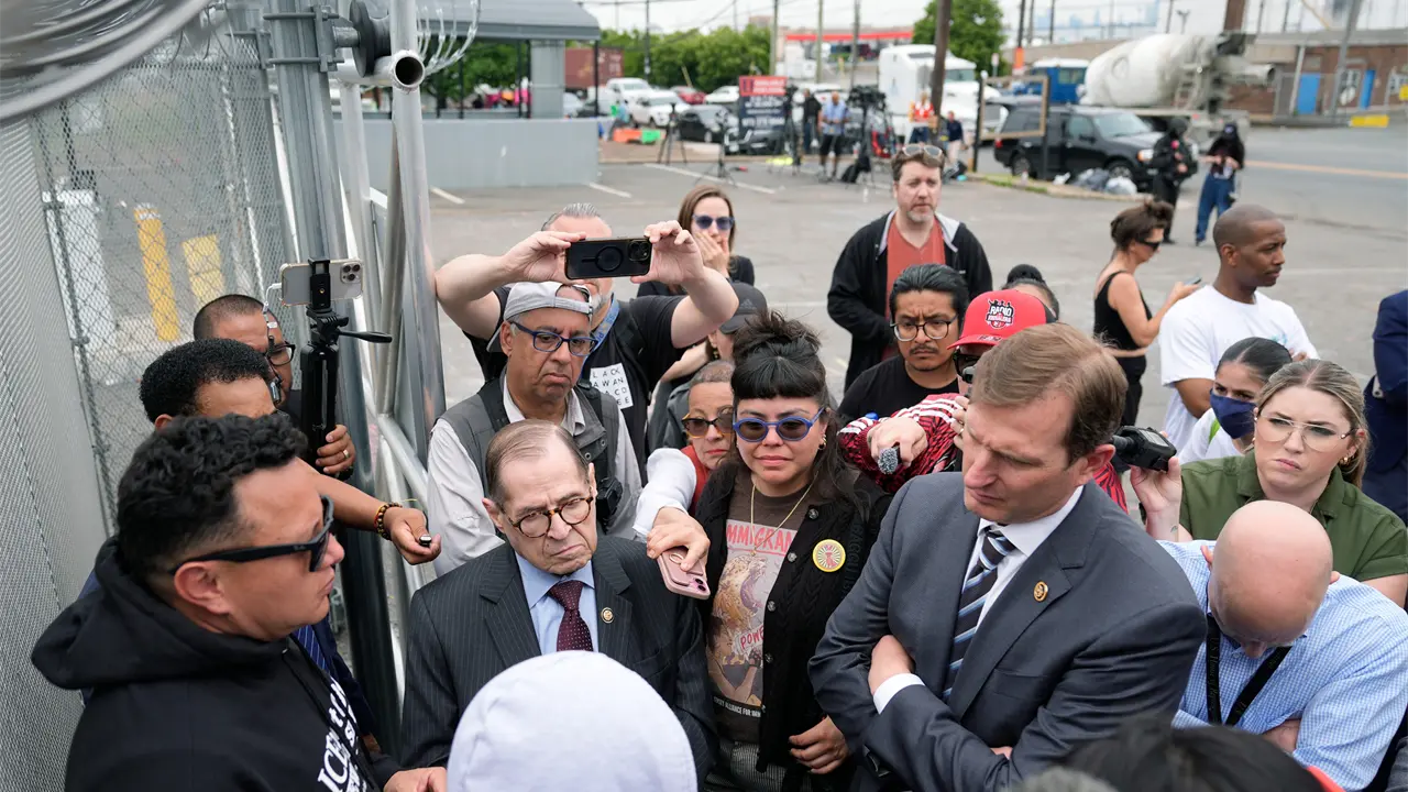 Demócratas visitan centro de detención en Newark por huelga
