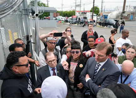 Demócratas visitan centro de detención en Newark por huelga Demócratas visitan centro de detención en Newark por huelga