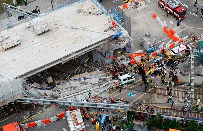 Derrumbe de paso elevado deja 3 muertos en Seúl