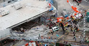 Derrumbe de paso elevado deja 3 muertos en Se&uacute;l
