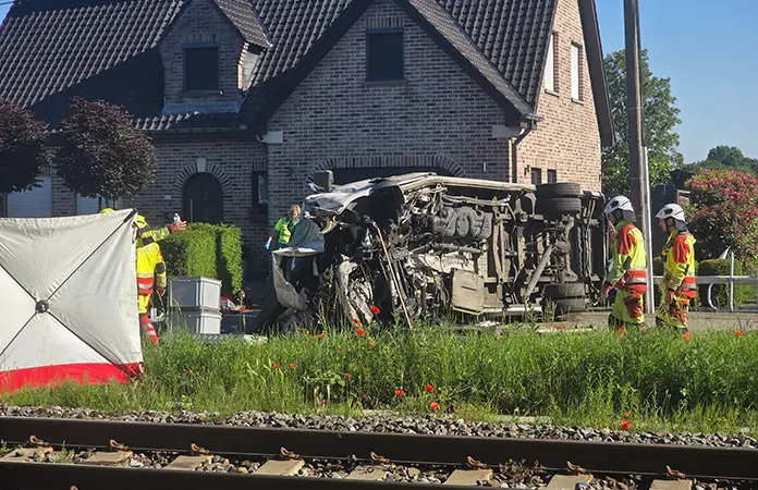 Embiste tren a minibús escolar