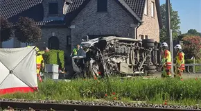 Embiste tren a minib&uacute;s escolar
