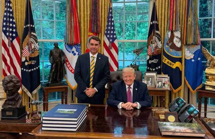 Hijo de Jair Bolsonaro se reúne con Trump