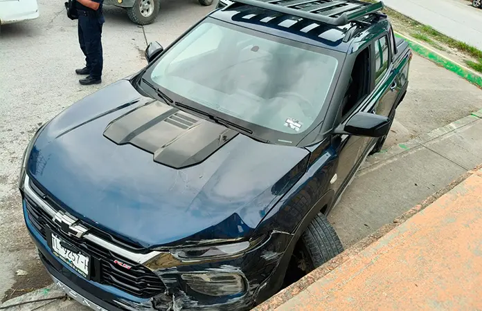 Joven agarra camioneta de su patrón y la destruye