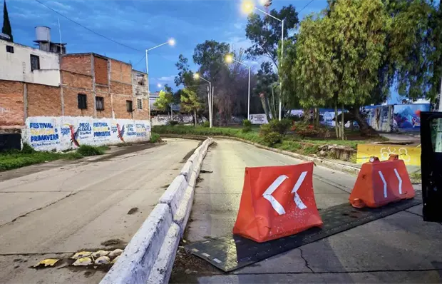 Mantienen cierres viales y tr&aacute;nsito lento por lluvias