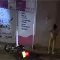 Motociclista fallece al chocar contra banqueta