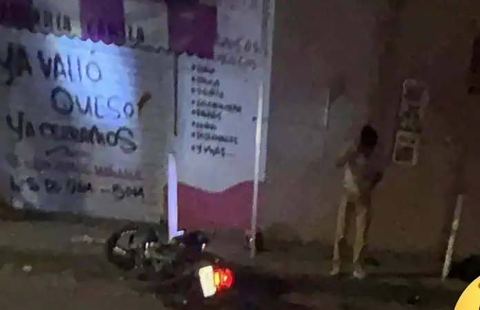 Motociclista fallece al chocar contra banqueta