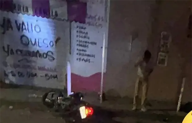 Motociclista fallece al chocar contra banqueta