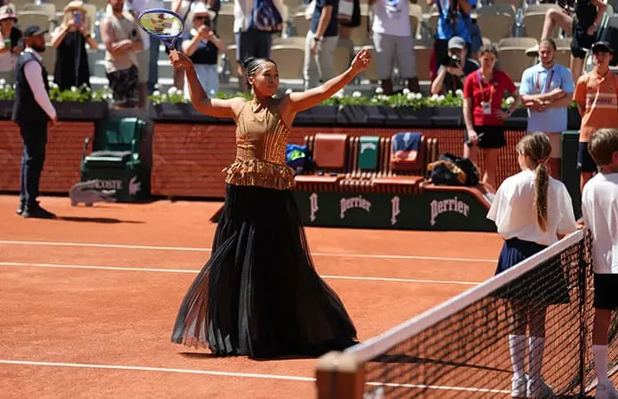 Naomi Osaka vuelve a brillar con su atuendo