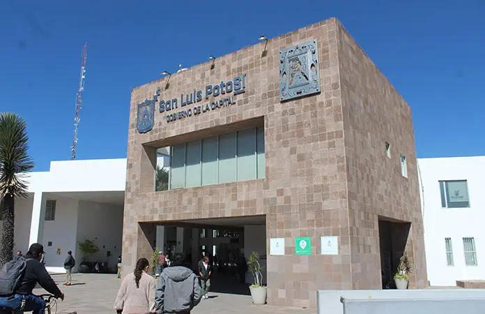 Premiarán a empleados municipales cada mes