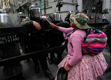 Protestas en Bolivia exigen renuncia de Rodrigo Paz Protestas en Bolivia exigen renuncia de Rodrigo Paz