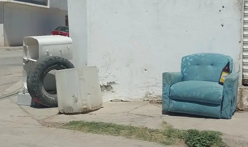 Retiran de calles 70 toneladas de muebles, electrónicos, llantas...