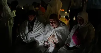 Se congregan peregrinos en el monte Arafat