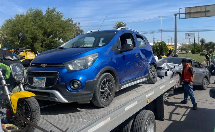 Video | Chocan cuatro veh&iacute;culos en carretera a Matehuala