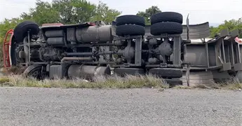 Volcadura de pipa causa derrame de combustible