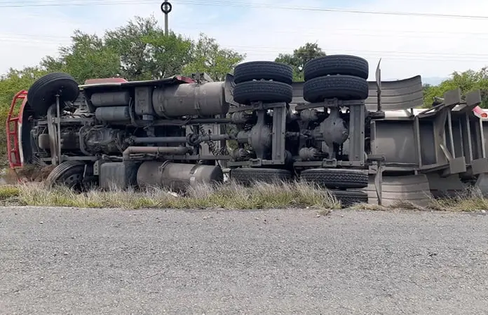 Volcadura de pipa causa derrame de combustible