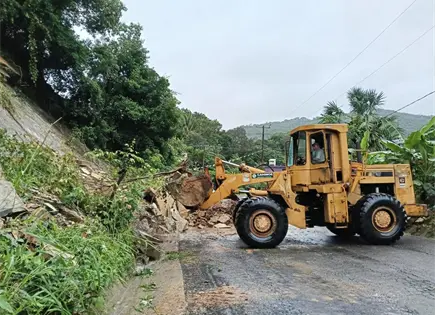 Atienden caminos afectados por lluvias en la Huasteca Sur