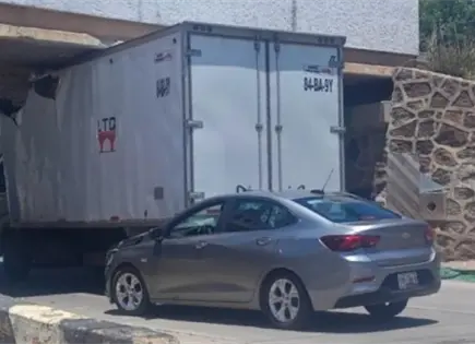 Chofer atora camión en puente de Río Santiago; otro auto se estrella Chofer atora camión en puente de Río Santiago; otro auto se estrella