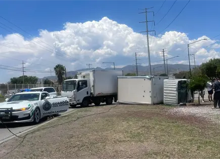 Choque y volcadura de cami&oacute;n en Eje 122 de zona industrial