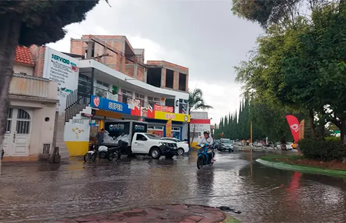 Colonias registran encharcamientos tras fuertes lluvias