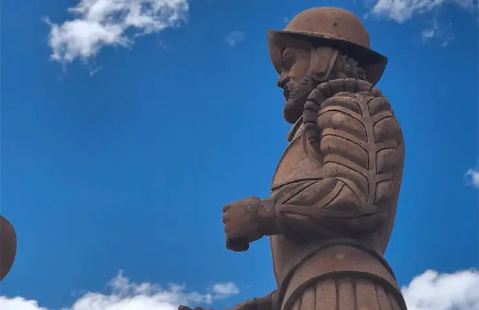 Desaparece lanza de la estatua de Hernán Cortés
