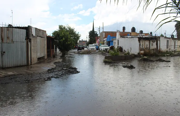 Falla geológica e inundaciones sufren los vecinos de la calle Markina