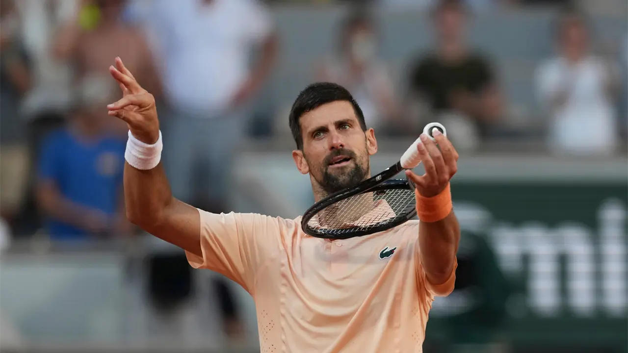Novak Djokovic avanza a tercera ronda en Roland Garros tras partido exigente