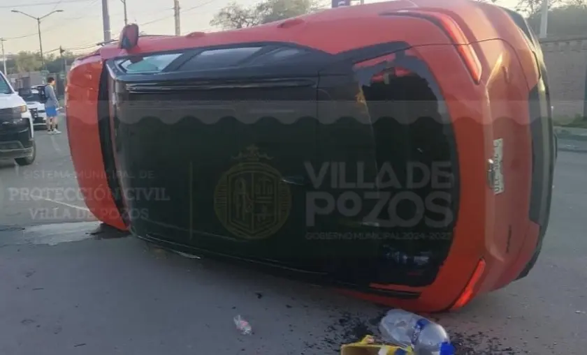 Abandonan vehículo volcado en Villa de Pozos