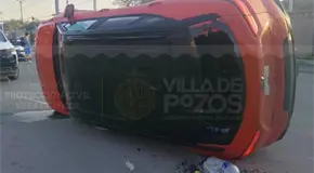 Abandonan veh&iacute;culo volcado en Villa de Pozos
