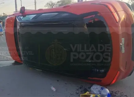 Abandonan vehículo volcado en Villa de Pozos Abandonan vehículo volcado en Villa de Pozos