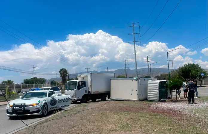 Camión derriba poste y vuelca en la Z. Industrial