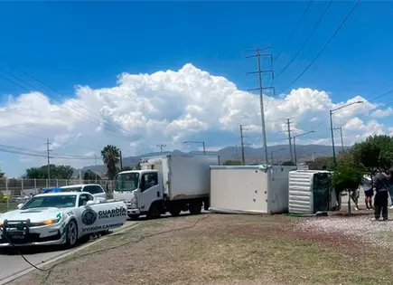 Cami&oacute;n derriba poste y vuelca en la Z. Industrial