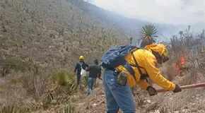 Combaten brigadas siniestro en Charcas
