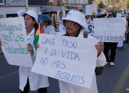 M&eacute;dicos protestan en La Paz: piden fin de bloqueos y ox&iacute;geno para hospitales