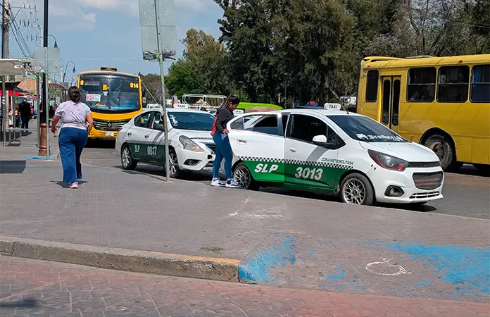 Sanciones frenan estacionamiento indebido de taxis