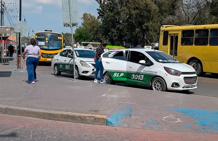 Sanciones frenan estacionamiento indebido de taxis