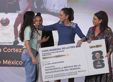 Entrega Sheinbaum a j&oacute;venes deportistas  boletos para el Mundial