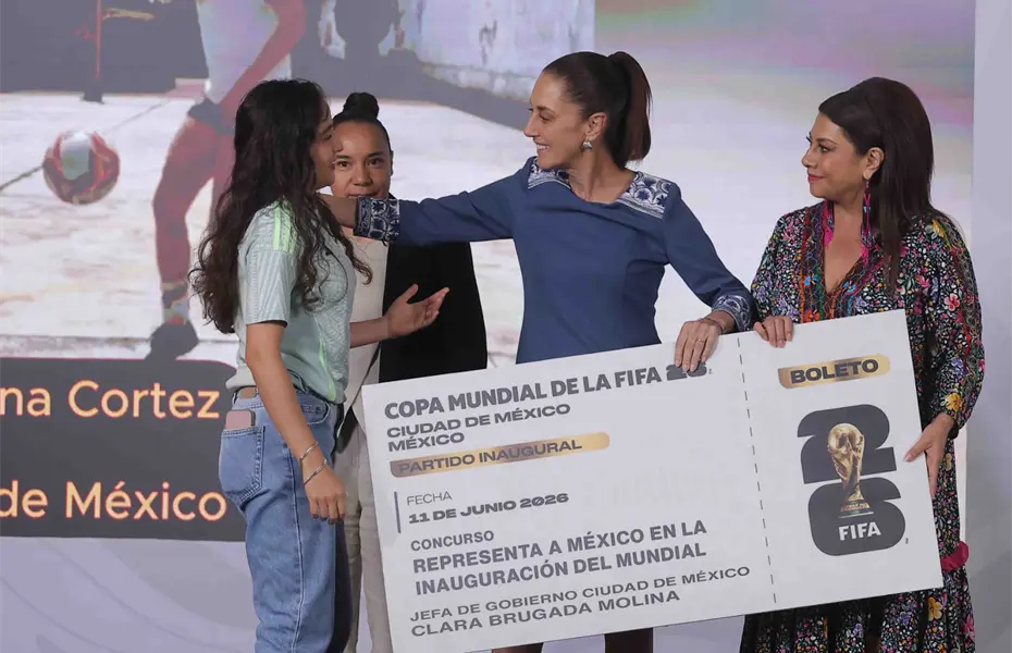 Entrega Sheinbaum a j&oacute;venes deportistas  boletos para el Mundial