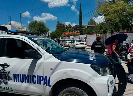 Policías retienen a menor de edad Policías retienen a menor de edad