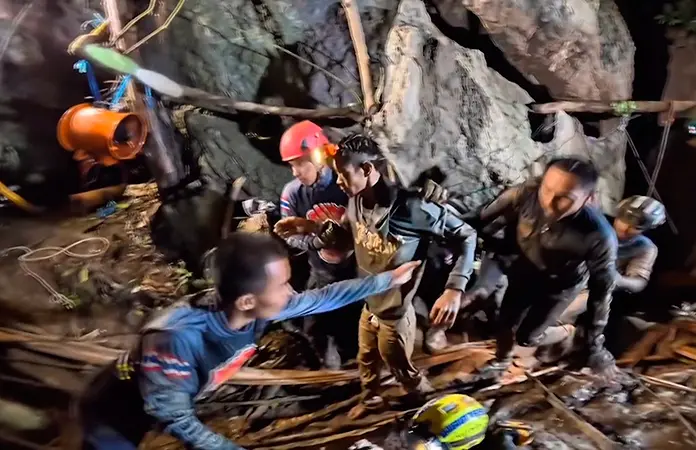 Sacan a uno de 5 atrapados en cueva