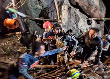 Sacan a uno de 5 atrapados en cueva Sacan a uno de 5 atrapados en cueva